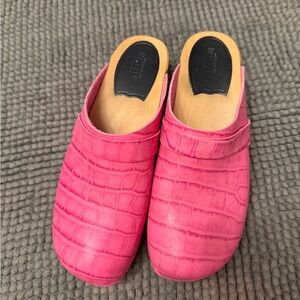 Swedish Hasbeens Pink Croc-Embossed Mules
